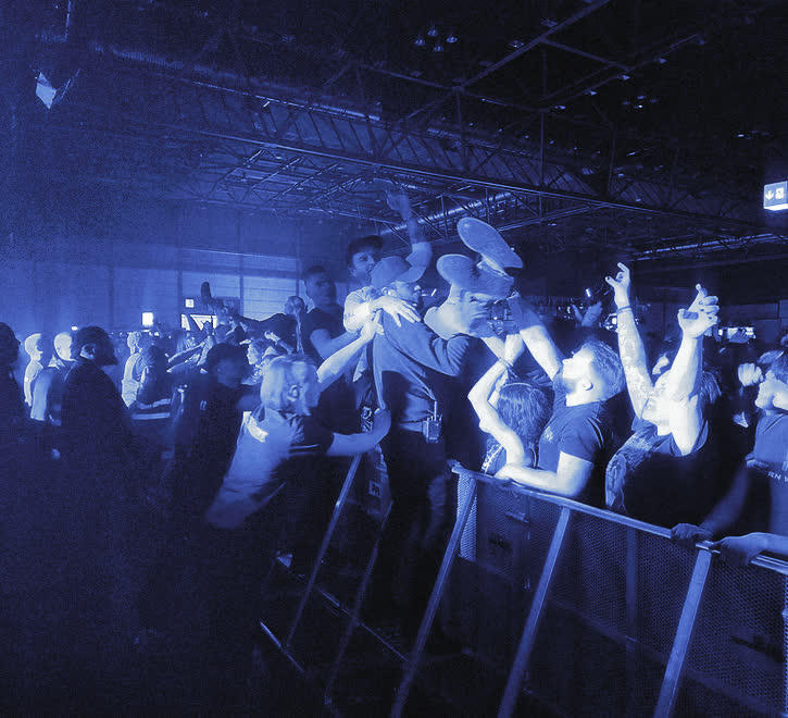 Movement-Crew fängt einen Crowdsurfer am Bühnengraben auf