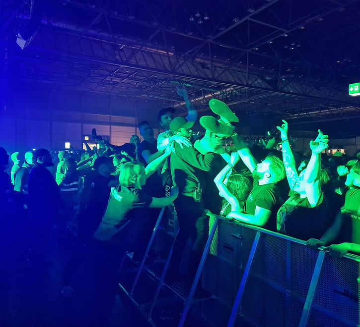 Movement-Crew fängt einen Crowdsurfer am Bühnengraben auf