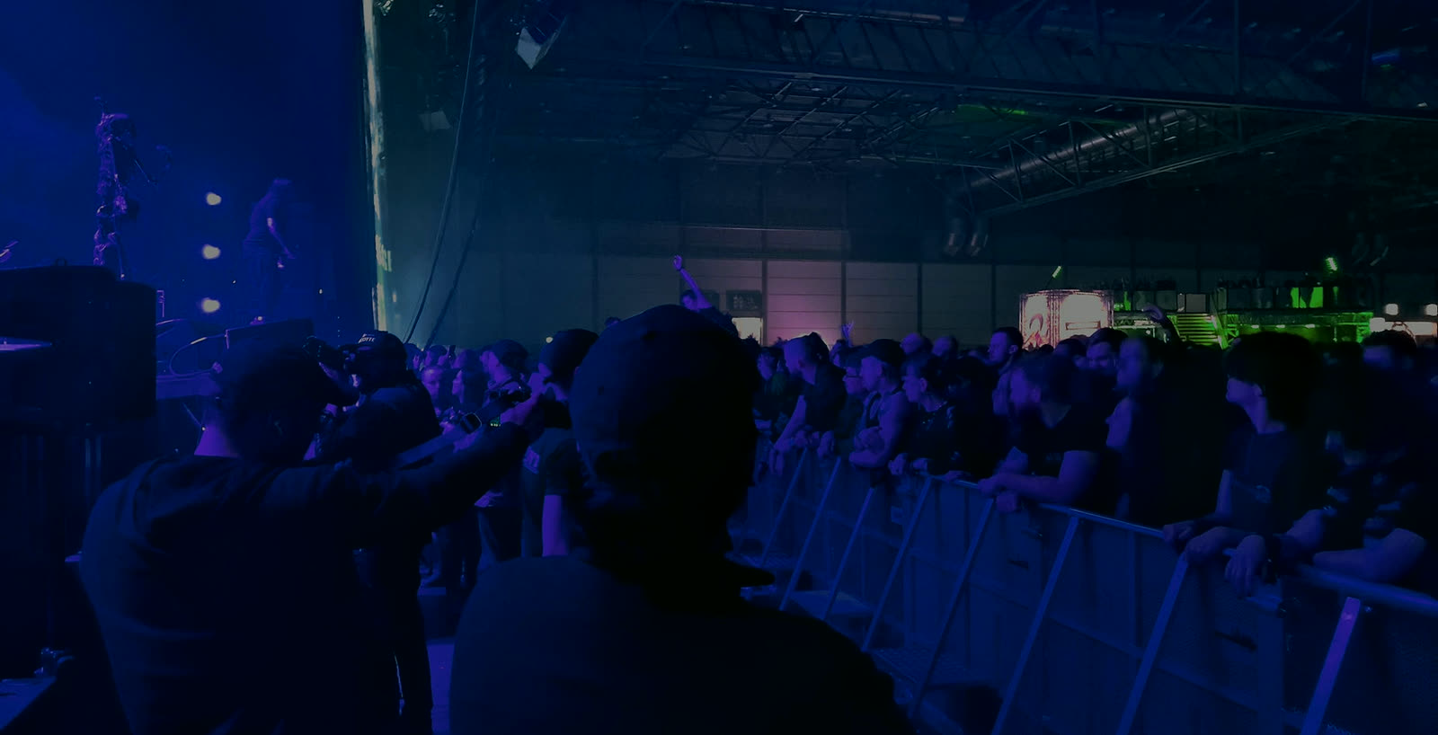 Movement-Crew am Bühnengraben vor dem Publikum