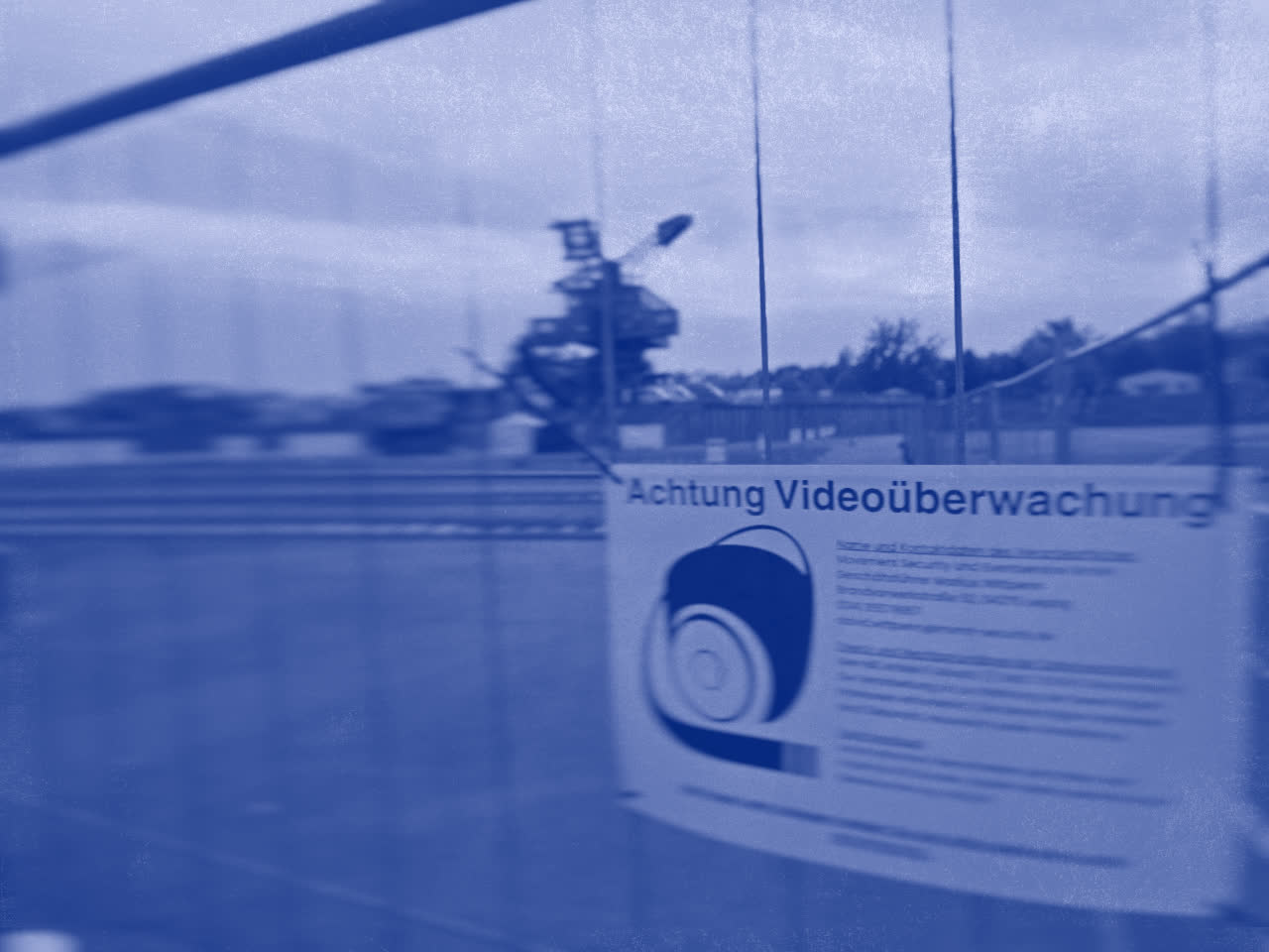 Hinweisschild Achtung Videoüberwachung am Bauzaun einer Baustelle